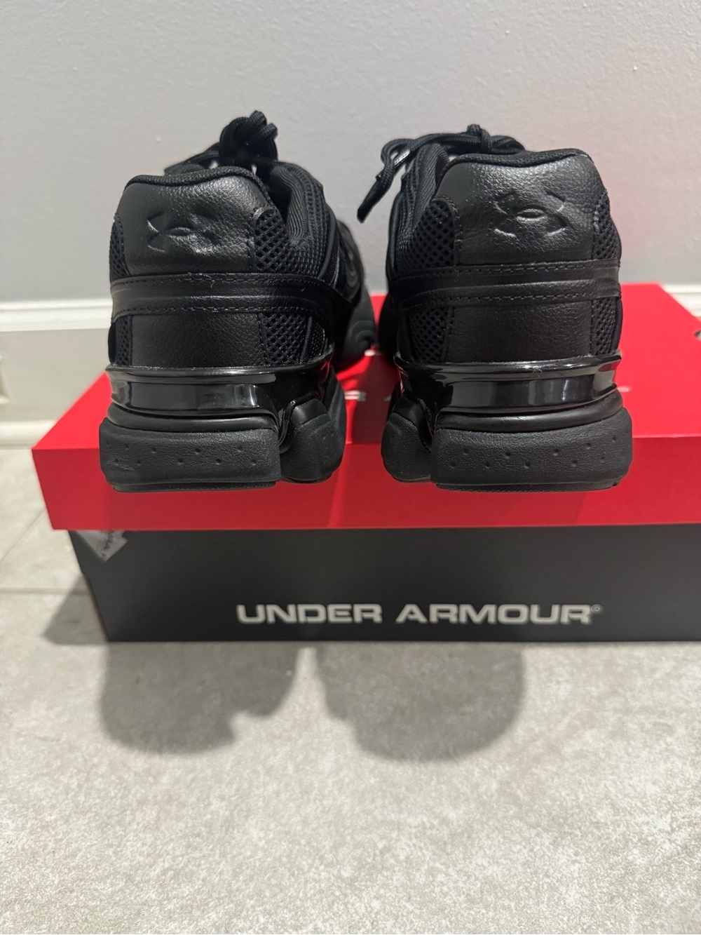 Size 10- Under Armour UA Sola Ultimate Black - Picture 4 of 6